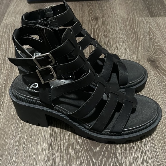 COPY - Lug sole sandals - Picture 3 of 7